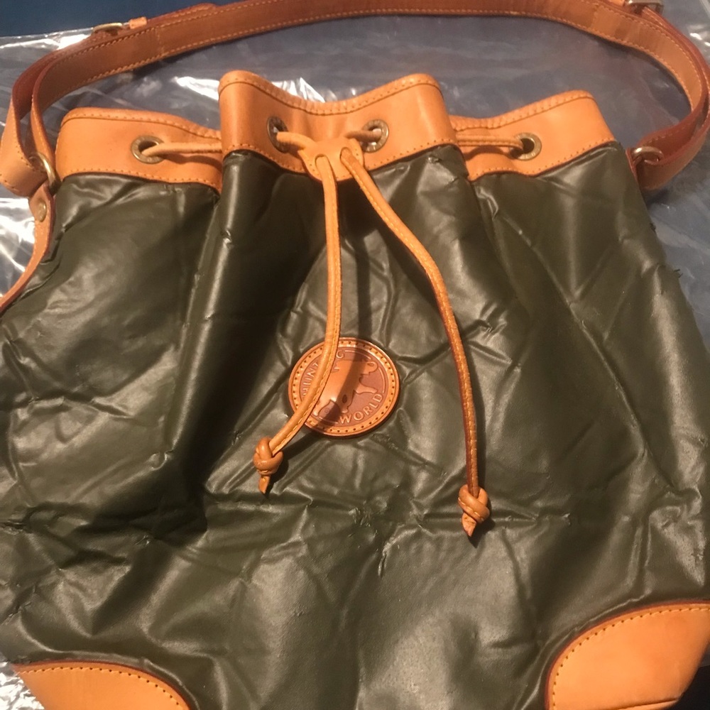 Hunting world bucket bag